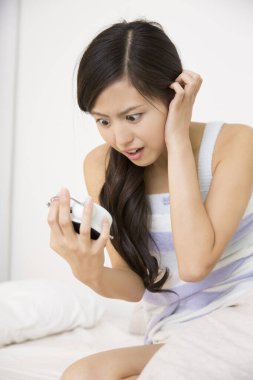 Saate bakan Asyalı kadını kapat. 