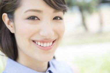 Güneşli yaz gününde parkta güzel bir Japon kadının portresi.