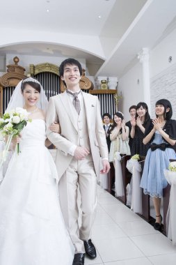 Düğün töreninde konukları olan mutlu genç Japon gelin ve damat.