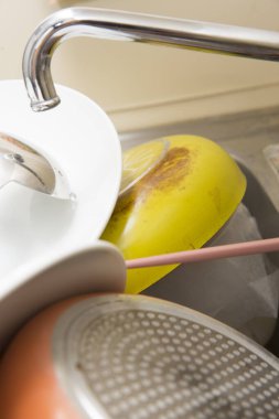 Mutfak lavabosunda kirli bulaşıklar. Görüntüyü kapat