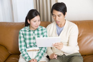 genç bir çift dijital tablet kullanma