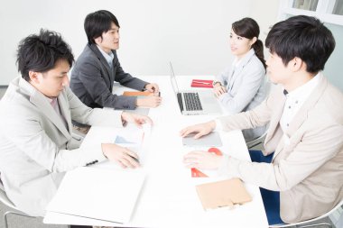 Ofiste çalışan genç iş adamları.