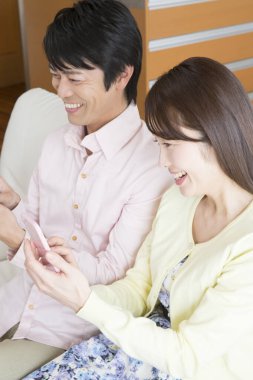 mutlu bir çift kullanarak akıllı telefonlar