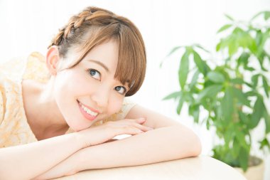 gülümseyen genç Asyalı kadın