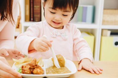 Güzel Asyalı kız evde Japon yemeği yiyor.