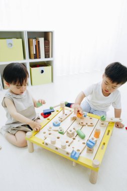 Odada oynayan iki tatlı Japon çocuk.