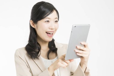 Beyaz arka planda tablet bilgisayar kullanan güzel Japon iş kadınının portresi 