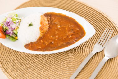 Beyaz tabakta körili lezzetli pilavın yemek fotoğrafı.