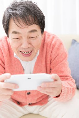 joystick 'li kıdemli Japon adam.