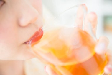 İçki içen bir kadın var.