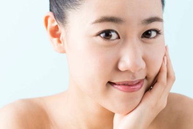 Mükemmel ciltli güzel bir Japon kadının portresi.