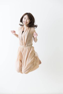Beyaz arka planda zıplayan güzel Japon kadının portresi. 