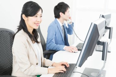 Genç Asyalı çalışanlar ofiste çalışıyor.