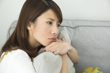 Kanepede hasta bir kadın var.