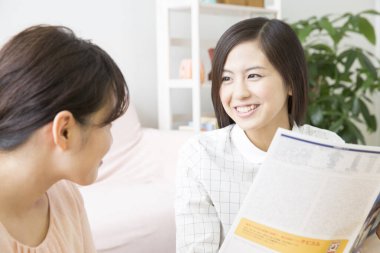 İki Asyalı öğrenci evde okuyor..