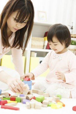 genç anne ve kız oyuncaklar ile oynama