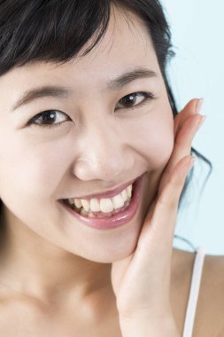 Asyalı kadın gülümseyerek portresi