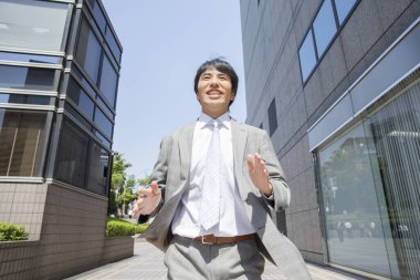 İş bölgesinde Asyalı bir işadamı