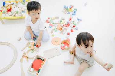 Odada oynayan iki tatlı Japon çocuk.