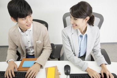 Ofiste birlikte çalışan iki genç iş adamı.