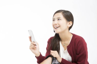 Cep telefonlu genç bir kadın, stüdyo fotoğrafı.