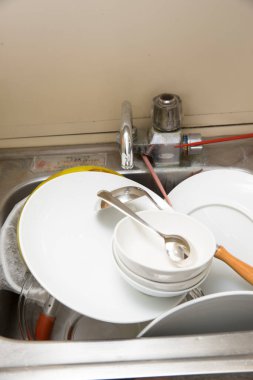 Mutfak lavabosunda kirli bulaşıklar. Görüntüyü kapat