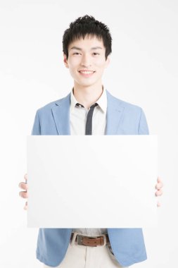Genç Asyalı işadamı beyaz tabelasıyla