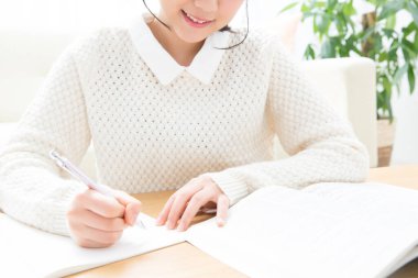 Güzel Japon ergen kız ev ödevi yapıyor.