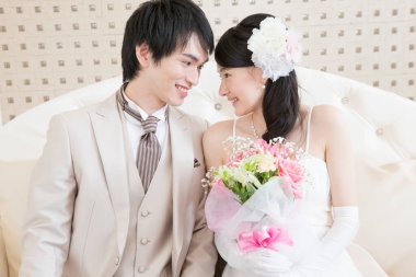 Düğün töreninde mutlu Japon gelin ve damat