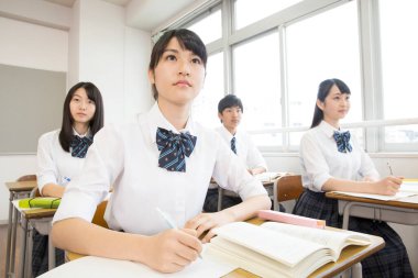 Öğrenciler ders sırasında dikkatle dinliyorlar.