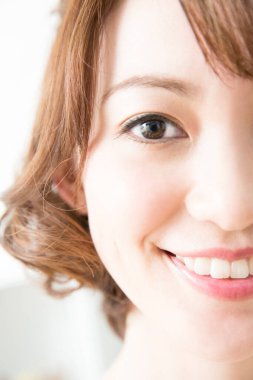 Gülümseyen genç ve güzel bir kadına yaklaş.