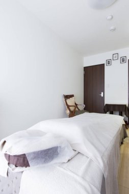 Modern masaj odası, dinlenmek için rahat bir yer.