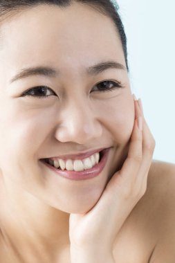 Mükemmel ciltli güzel bir Japon kadının portresi.