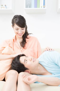 Genç çift kanepede rahatlatıcı