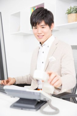 İş yerinde bilgisayarı olan bir iş adamı.