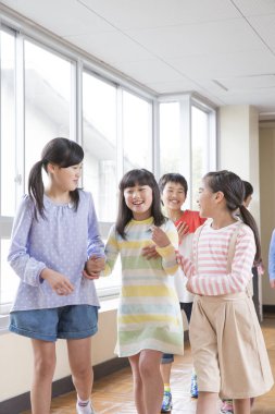 Asyalı çocukların okul koridorundaki portresi