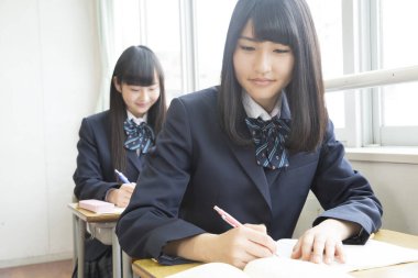 Okuldaki genç Asyalı kız öğrenciler