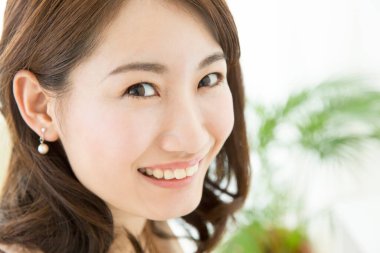 Ofisteki genç bir kadının portresi.