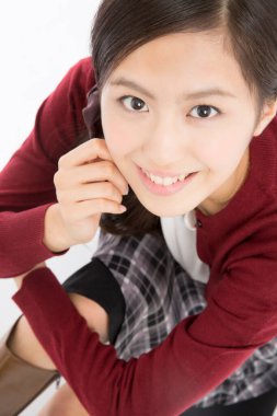 Kameraya bakan Japon bir kızın portresi.