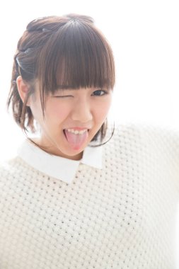 Beyaz arka planda komik suratlı Asyalı bir kadının portresi.