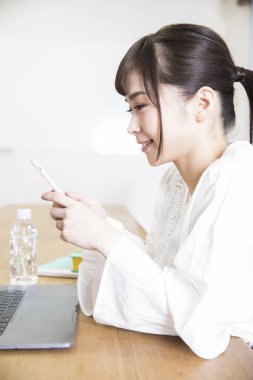 Asyalı kız cep telefonunuzun ve