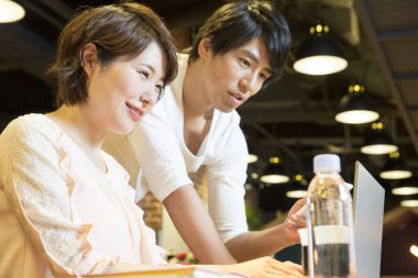 Genç Asyalı iş adamları ofiste çalışıyor.