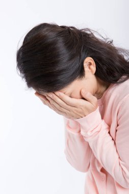 Asyalı son sınıf öğrencisi ağlıyor ve bunalımda.