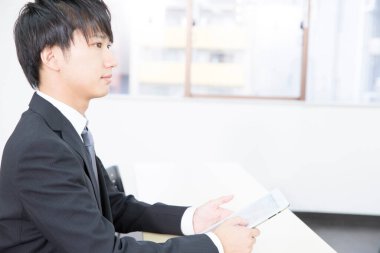 Tabletli Asyalı işadamı