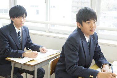 Sınıfta okuyan Japon öğrencilerin portresi