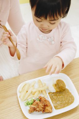 Güzel Asyalı kız evde Japon yemeği yiyor.