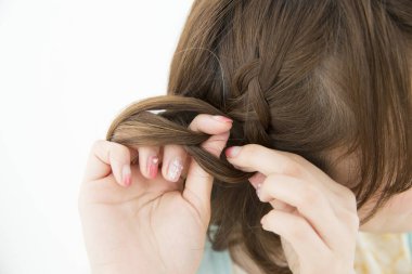 Genç kadın örgü örüyor, kapat.