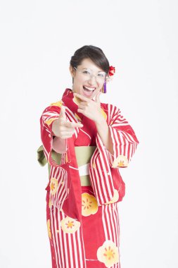 Gözlüklü, geleneksel kırmızı kimonolu güzel bir kadın.