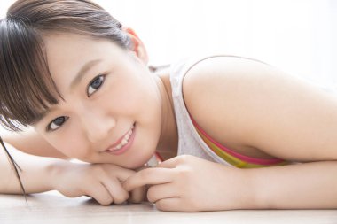 Asyalı kadın yerde yatarken