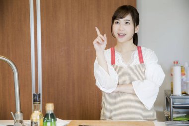 Asyalı kadın aşçının bir fikri var. 